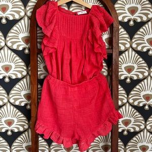 "This girls' clothing set ensures style and comfort